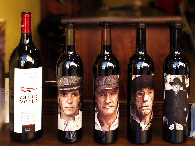 trilogía de vinos ‘El Pícaro’, ‘El Recio’ y ‘El Viejo’ de Matsu :: Imagen de Jacinta Lluch Valero @Flickr